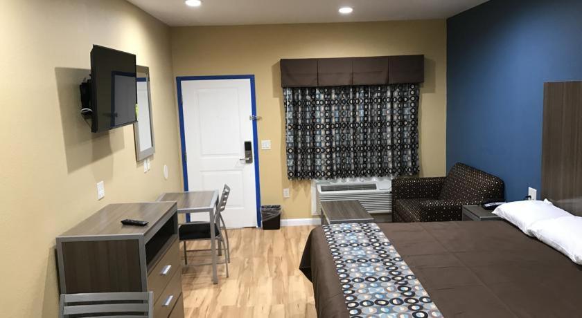 Deluxe King Room - Smoking interior